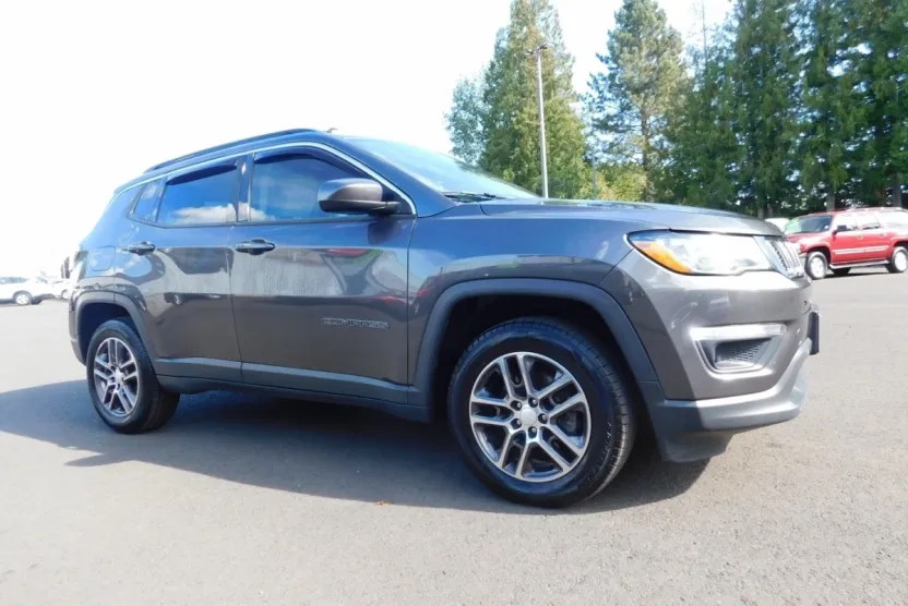2017 Jeep Compass Latitude Sport photo 1