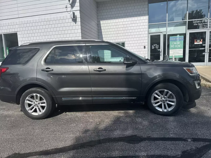 2016 Ford Explorer XLT photo 1