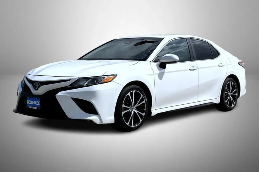 2018 Toyota Camry SE photo 1
