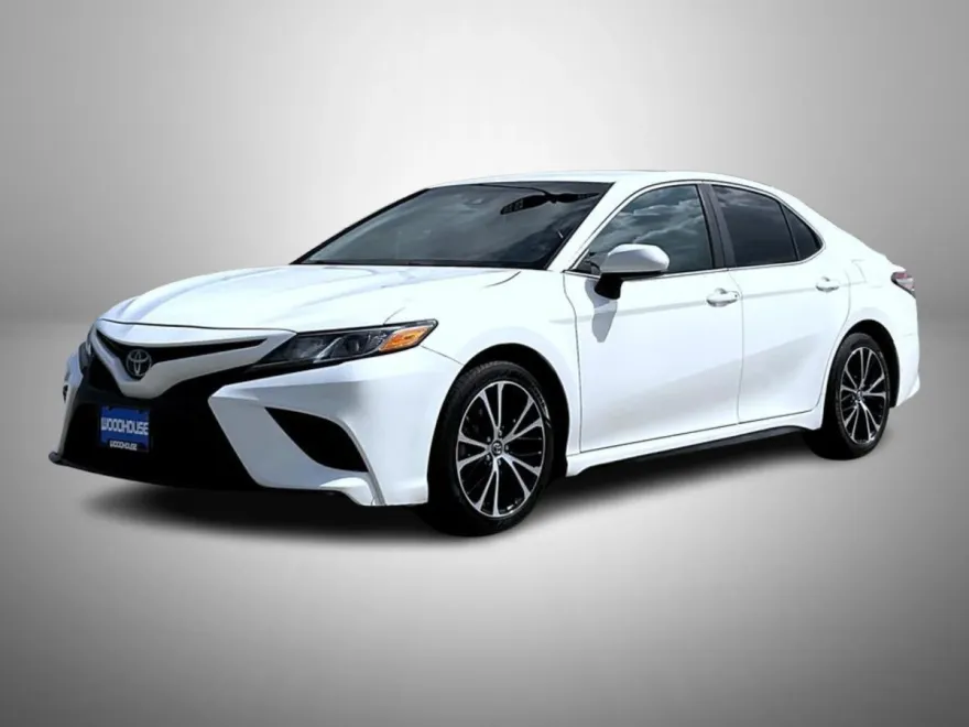 2018 Toyota Camry SE photo 1