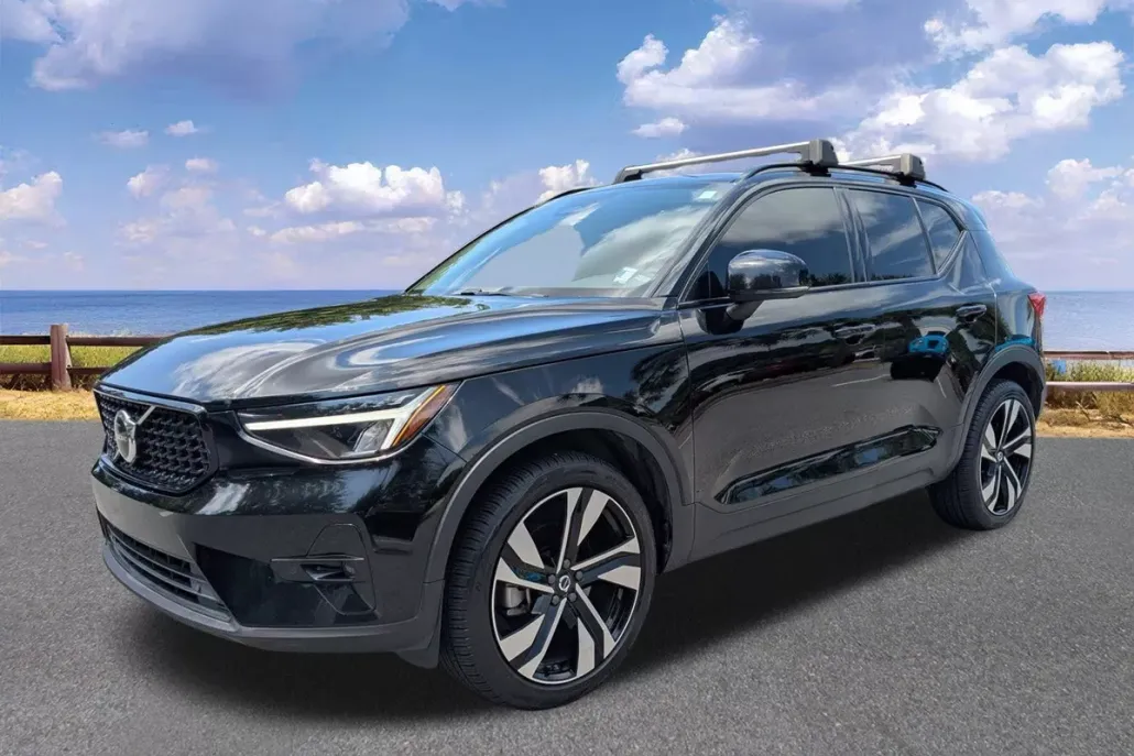 2023 Volvo XC40 Plus photo 1