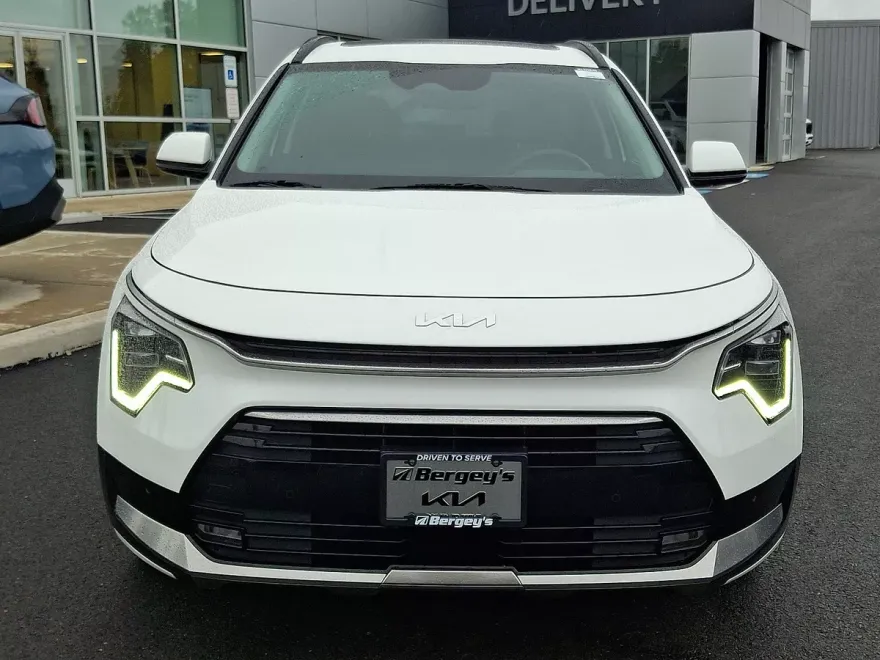 2024 Kia Niro Plug-In Hybrid SX Touring photo 1