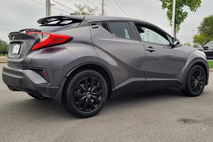 2020 Toyota C-HR LE photo 1