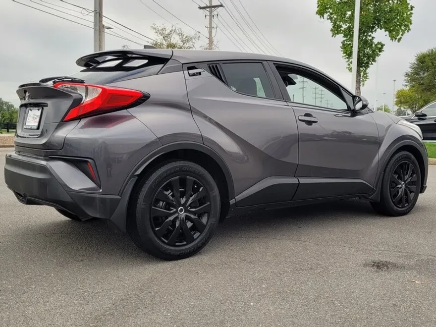 2020 Toyota C-HR LE photo 1