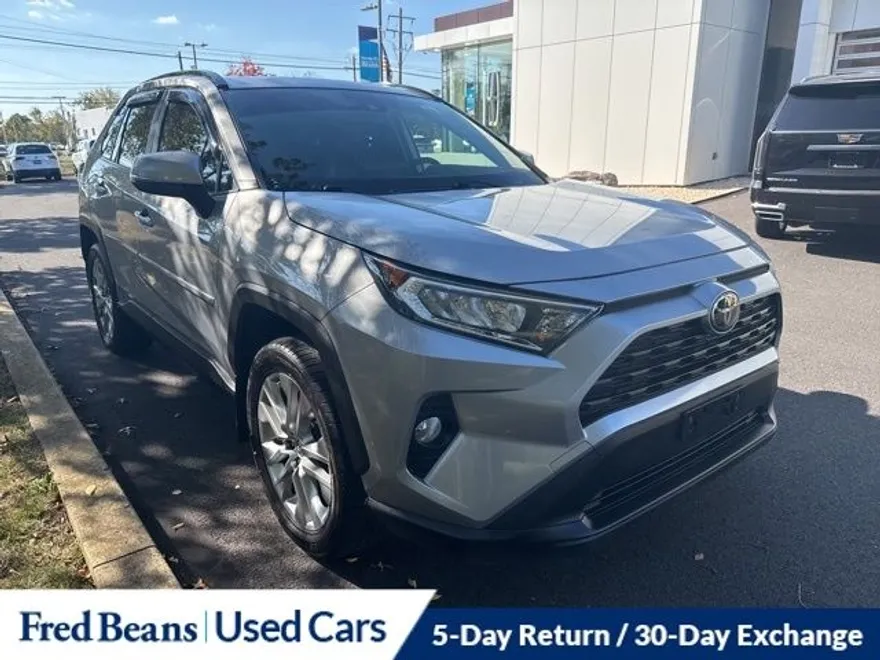 2019 Toyota RAV4 XLE Premium photo 1
