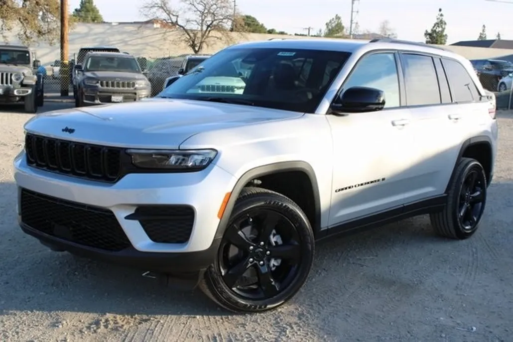 2025 Jeep Grand Cherokee Altitude photo 1