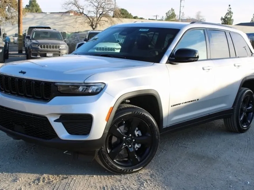 2025 Jeep Grand Cherokee Altitude photo 1