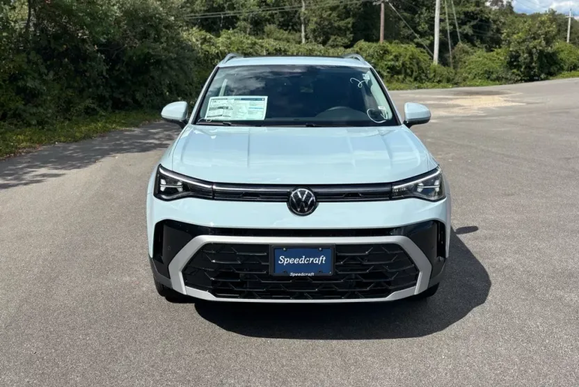 2025 Volkswagen Taos SEL photo 1
