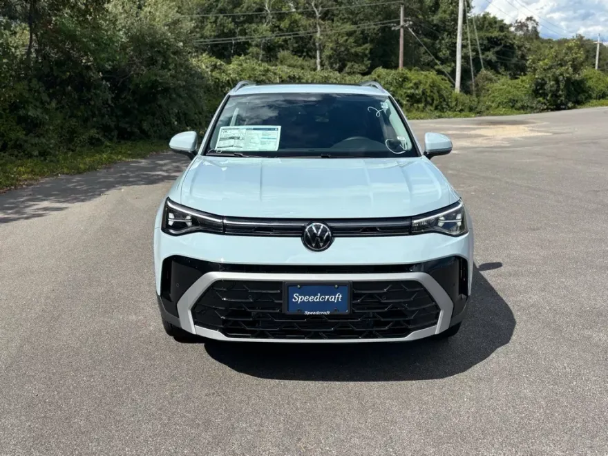 2025 Volkswagen Taos SEL photo 1