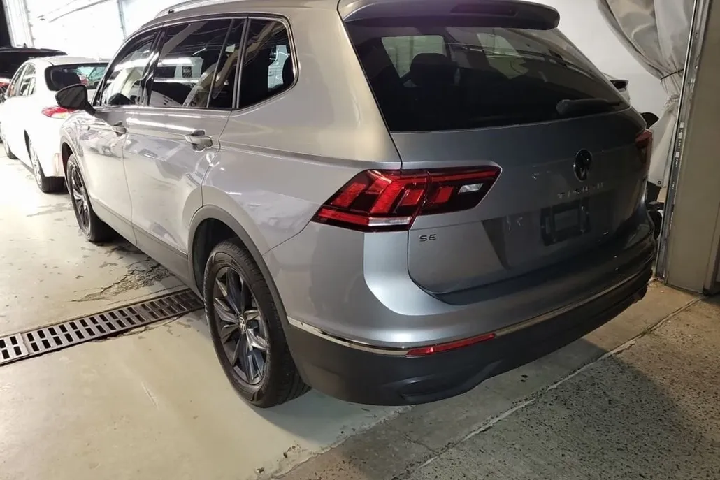 2023 Volkswagen Tiguan SE photo 1