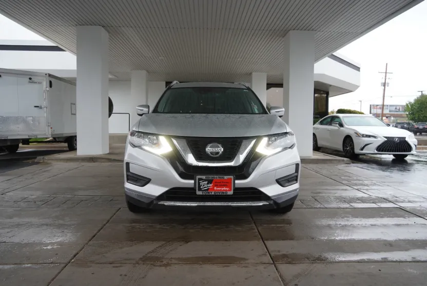 2020 Nissan Rogue SV photo 1