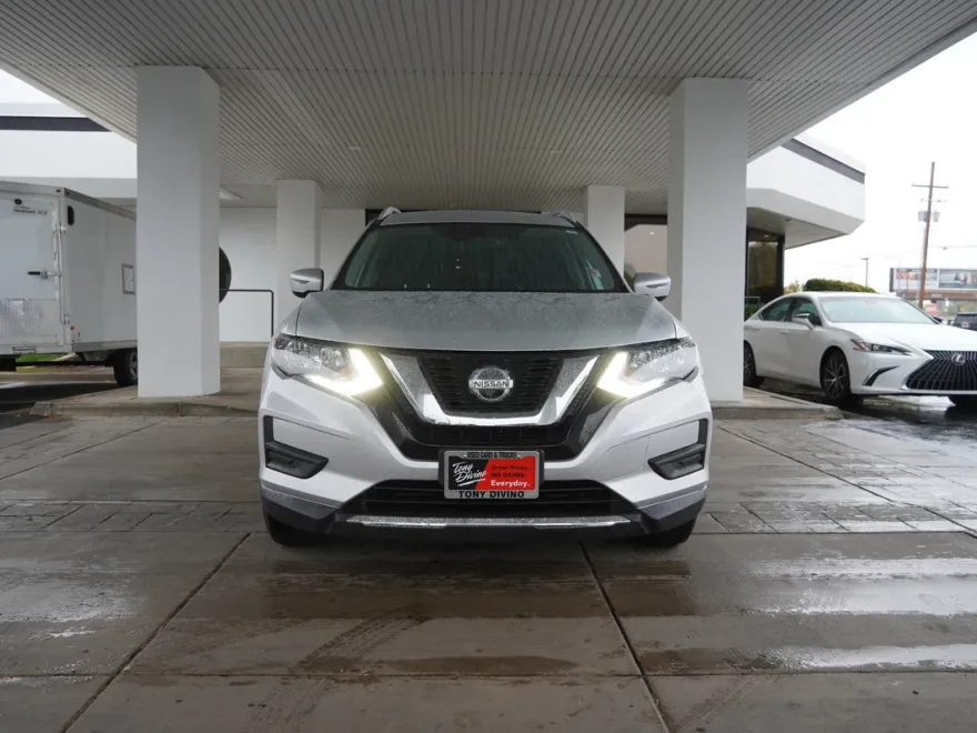 2020 Nissan Rogue SV photo 1