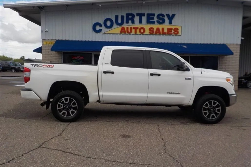 2017 Toyota Tundra SR5 photo 1