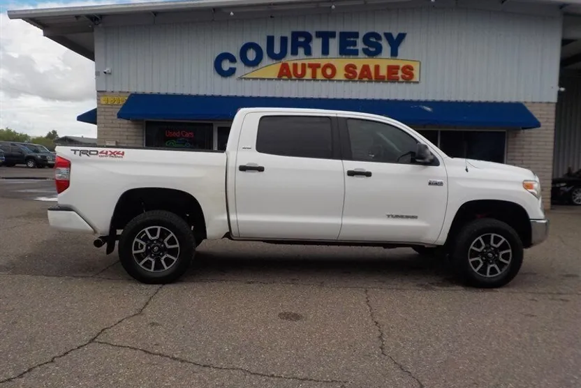 2017 Toyota Tundra SR5 photo 1