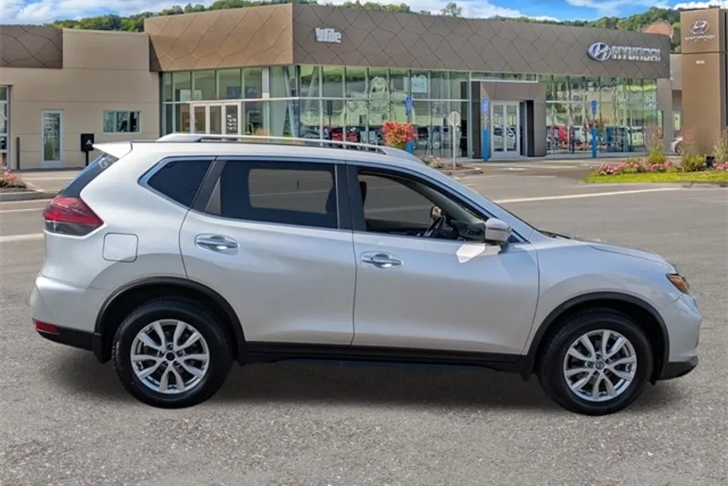 2018 Nissan Rogue SV photo 1