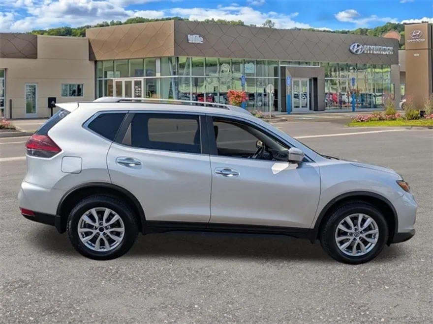 2018 Nissan Rogue SV photo 1