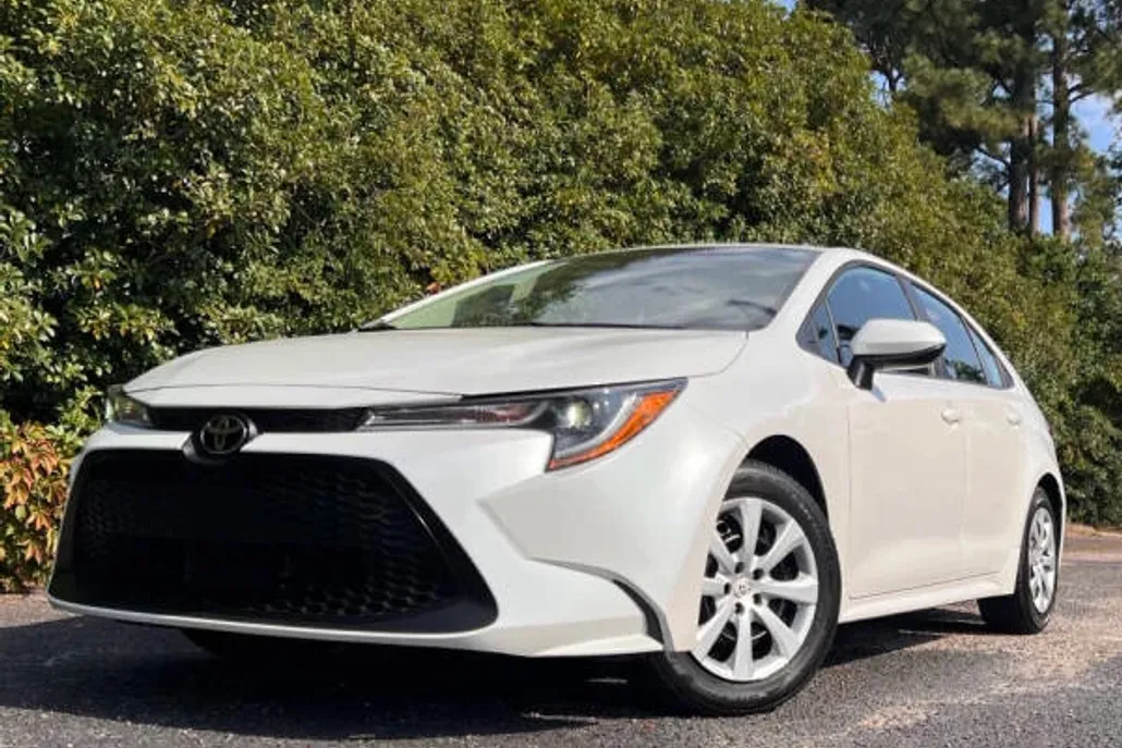 2022 Toyota Corolla LE photo 1