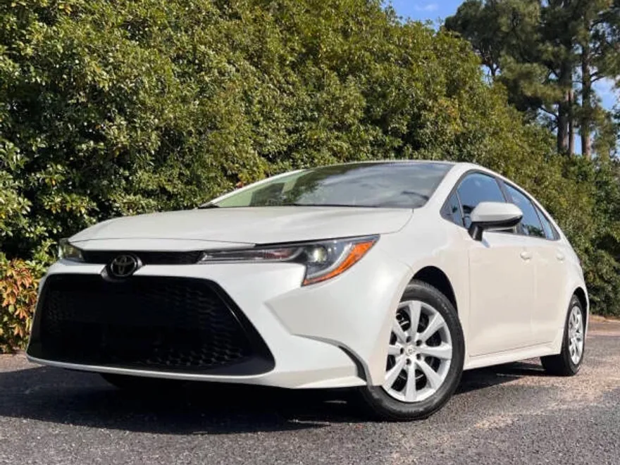 2022 Toyota Corolla LE photo 1