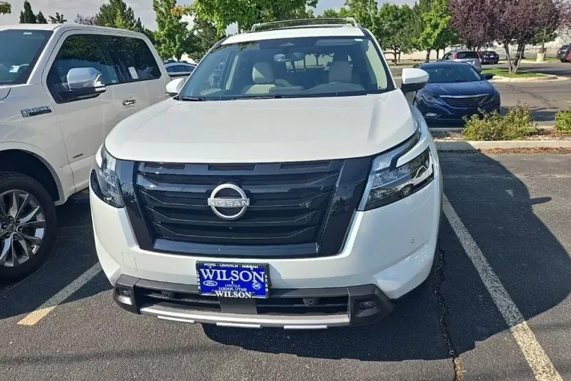 2025 Nissan Pathfinder SL photo 1