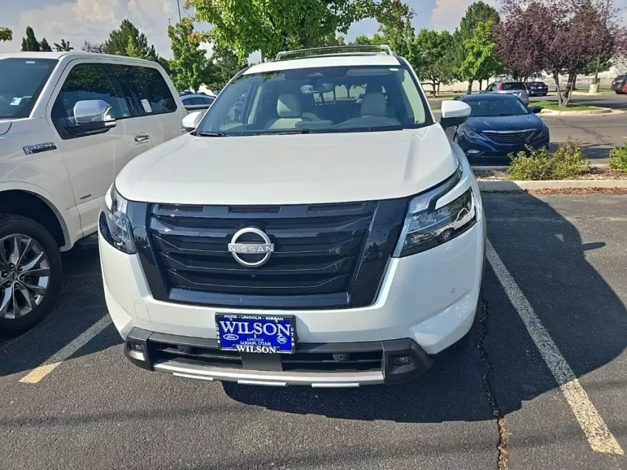 2025 Nissan Pathfinder SL photo 1