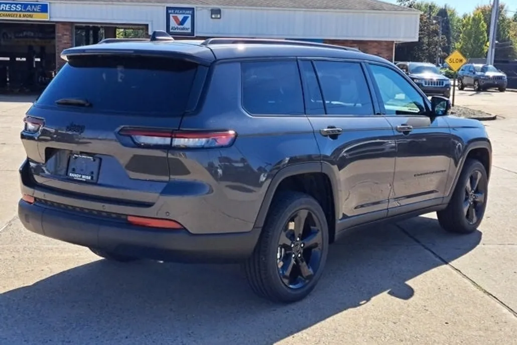 2025 Jeep Grand Cherokee Altitude photo 1