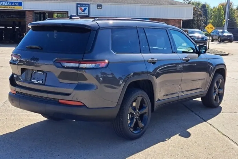 2025 Jeep Grand Cherokee Altitude photo 1