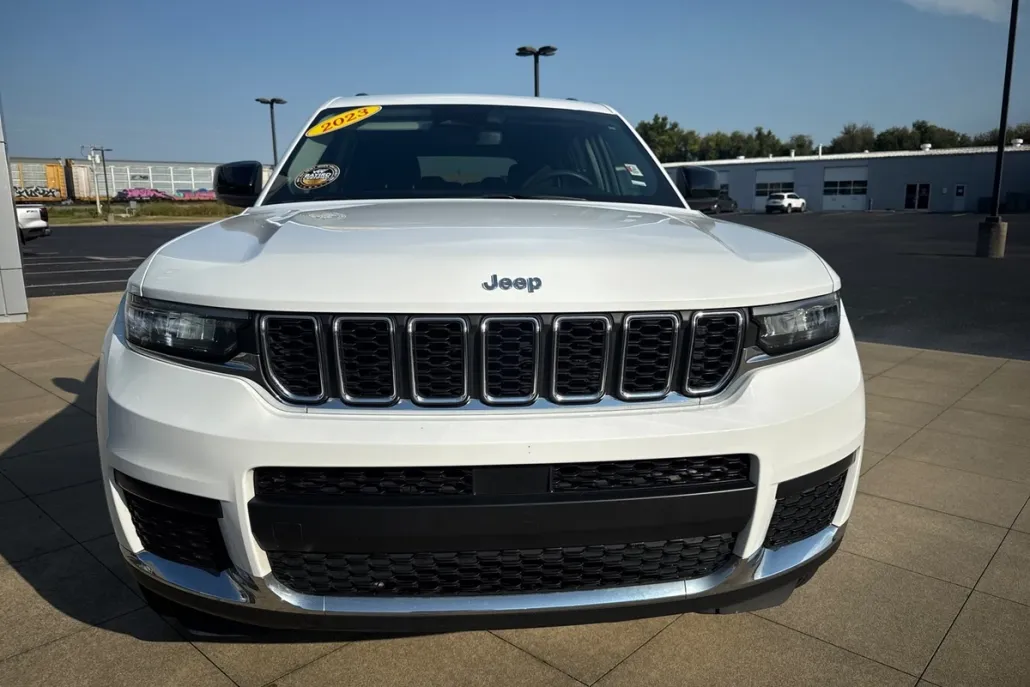 2023 Jeep Grand Cherokee Laredo photo 1