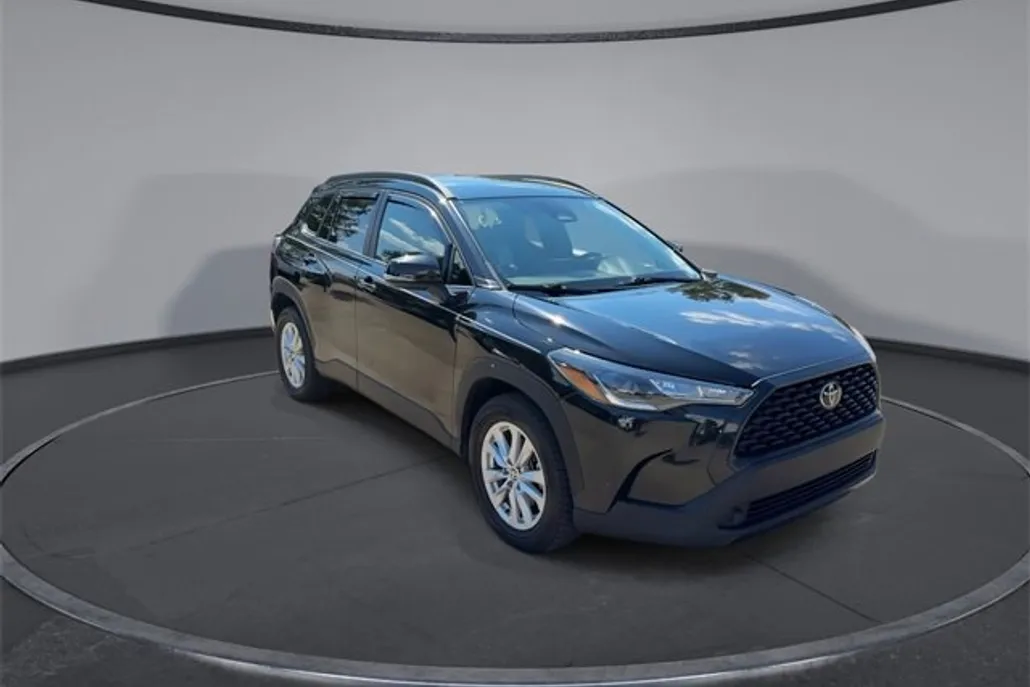 2023 Toyota Corolla Cross LE photo 1