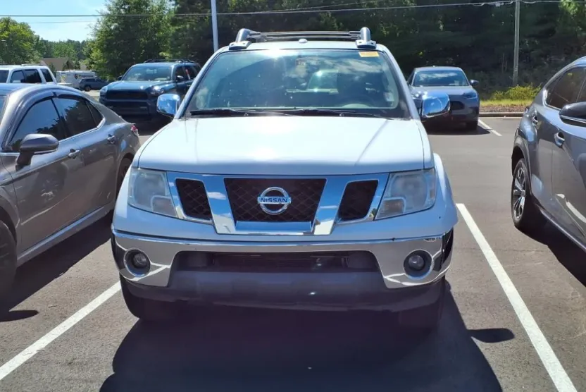 2012 Nissan Frontier SL photo 1