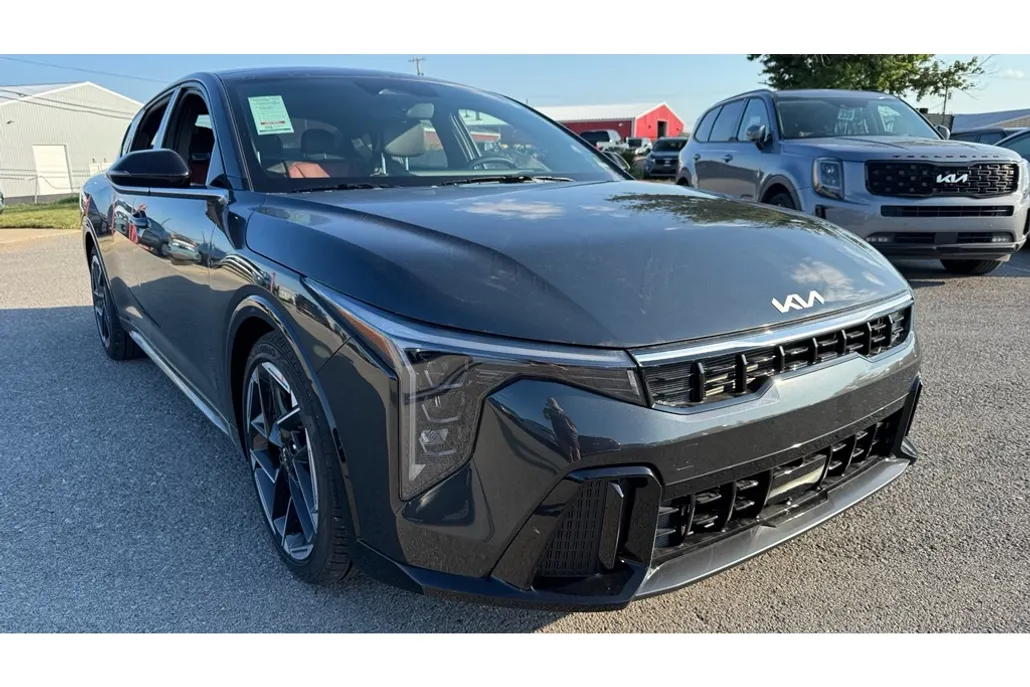 2025 Kia K4 GT-Line photo 1