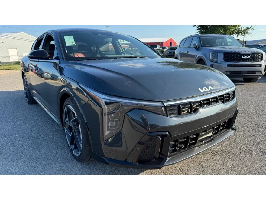 2025 Kia K4 GT-Line photo 1
