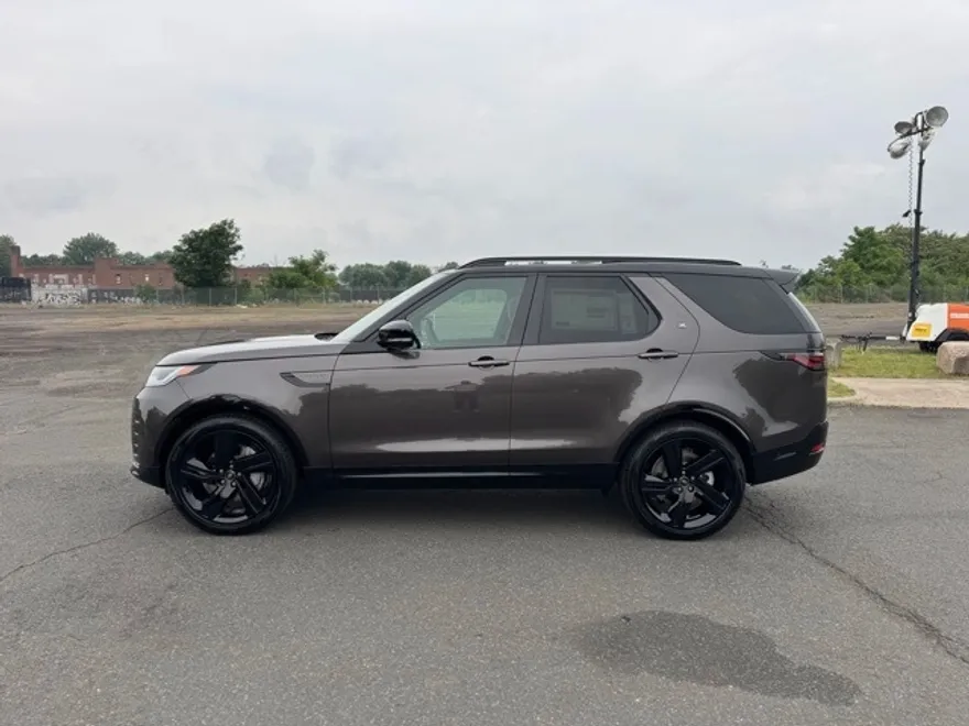 2025 Land Rover Discovery SE photo 1
