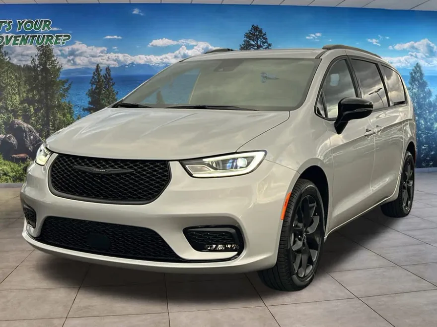 2026 Chrysler Pacifica photo 1