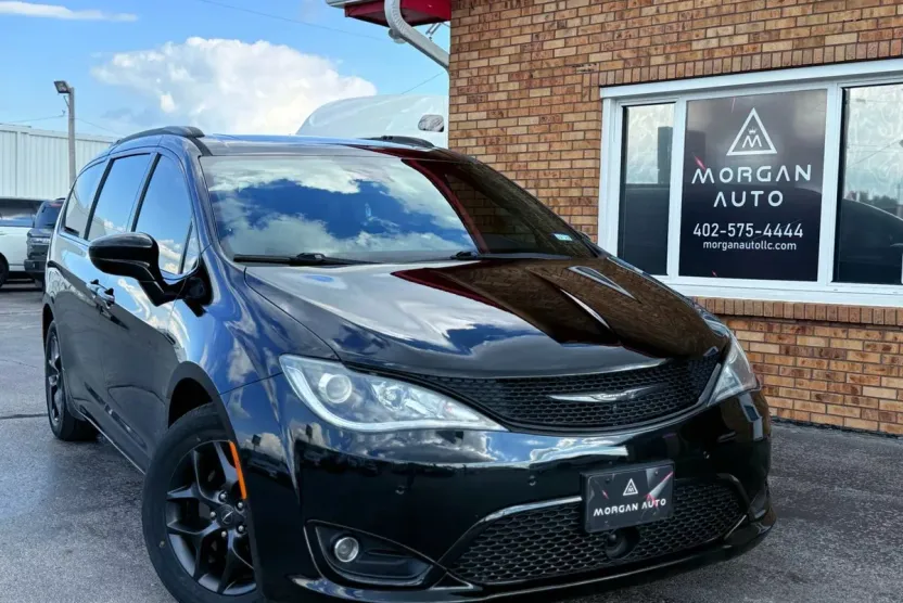 2019 Chrysler Pacifica Touring Plus photo 1