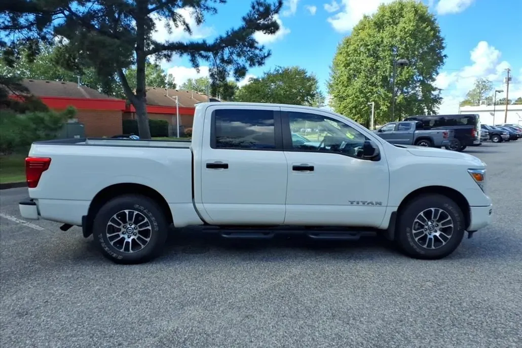 2022 Nissan Titan SV photo 1