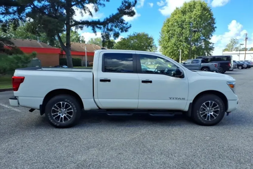 2022 Nissan Titan SV photo 1