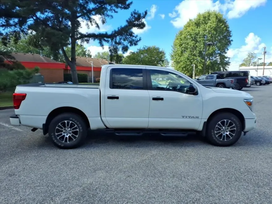 2022 Nissan Titan SV photo 1