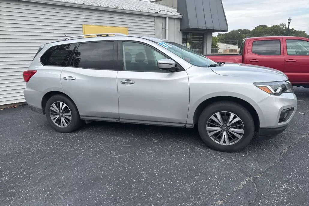 2017 Nissan Pathfinder SV photo 1