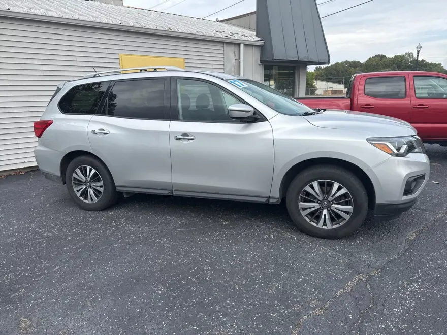 2017 Nissan Pathfinder SV photo 1
