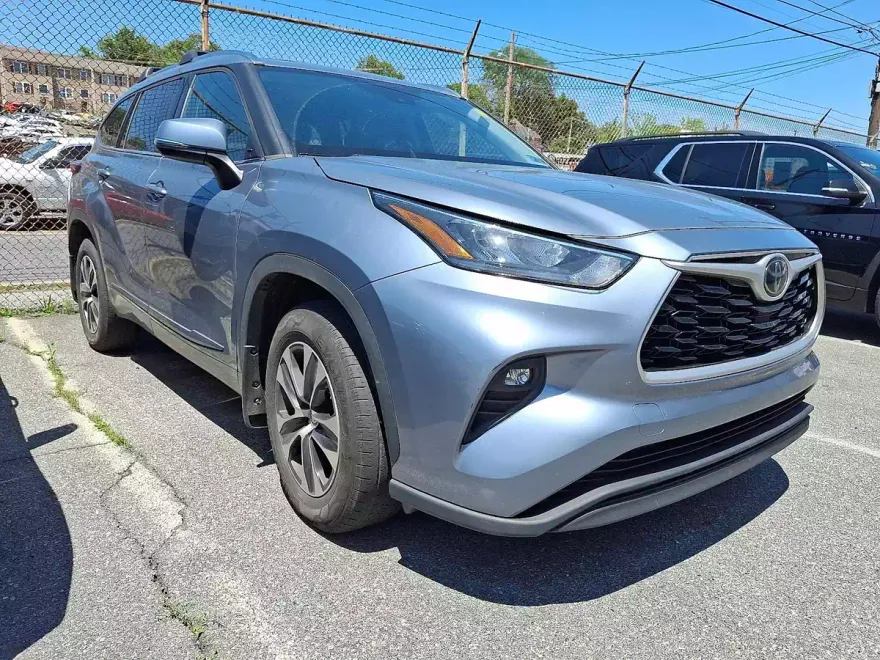 2020 Toyota Highlander XLE photo 1