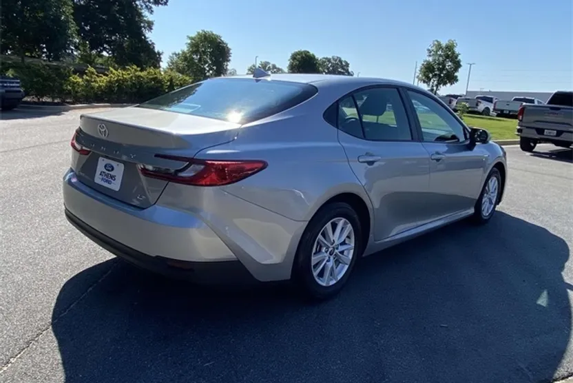 2025 Toyota Camry LE photo 1