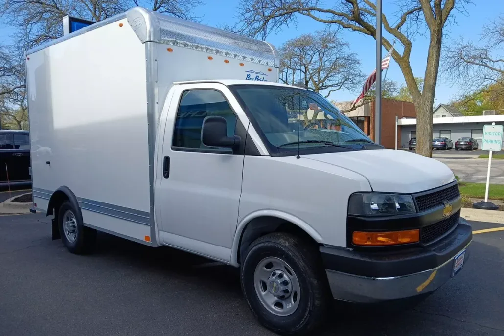 2025 Chevrolet Express Cutaway 3500 photo 1