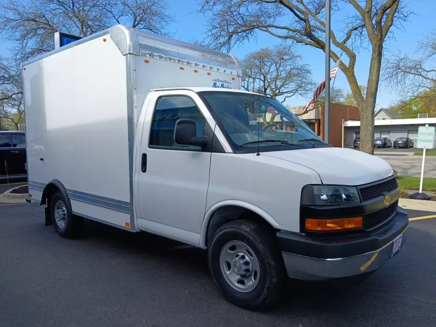 2025 Chevrolet Express Cutaway 3500 photo 1