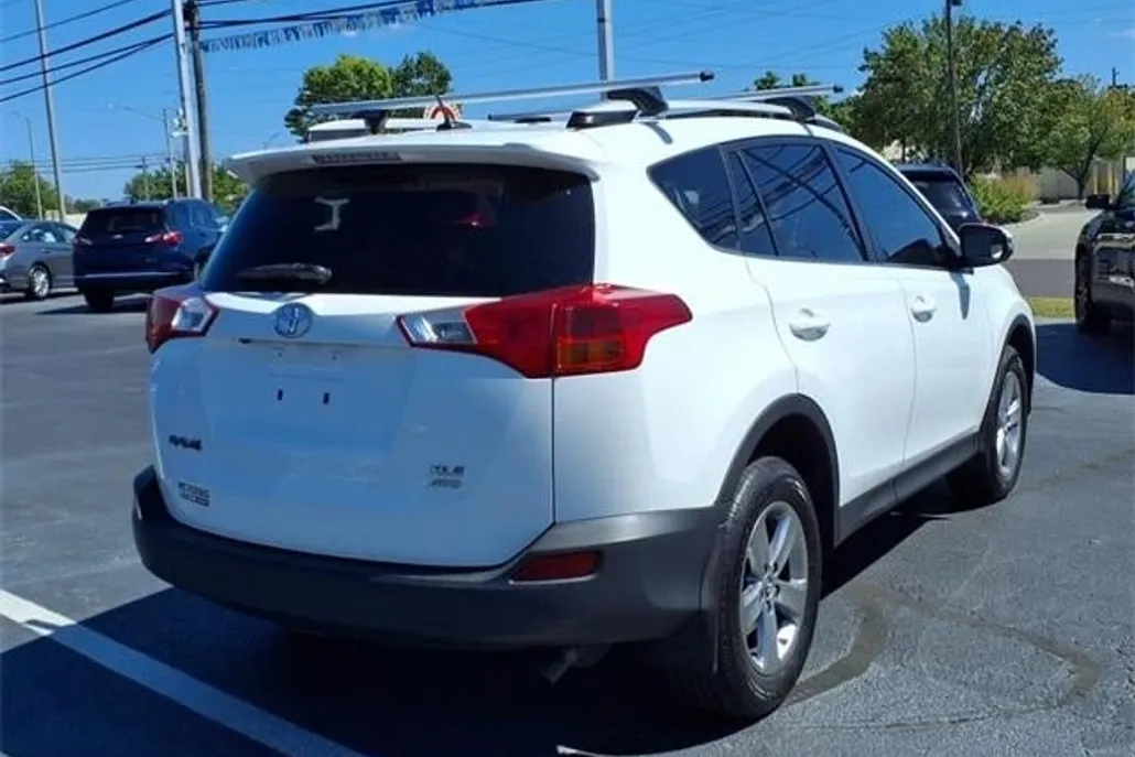 2015 Toyota RAV4 XLE photo 1