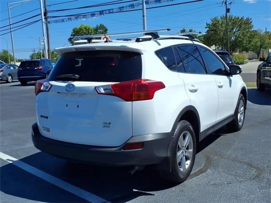 2015 Toyota RAV4 XLE photo 1