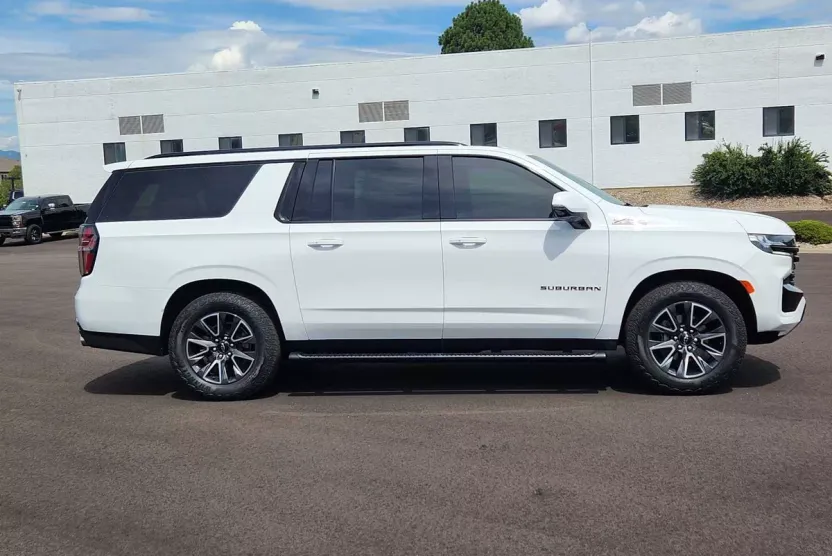 2023 Chevrolet Suburban Z71 photo 1