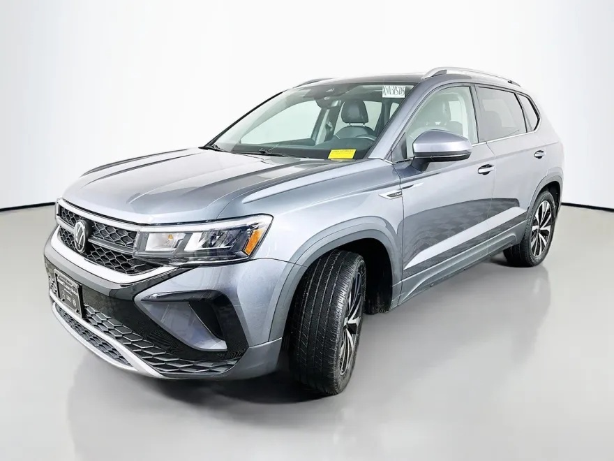 2023 Volkswagen Taos SE photo 1