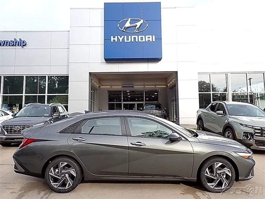2025 Hyundai Elantra SEL Sport photo 1