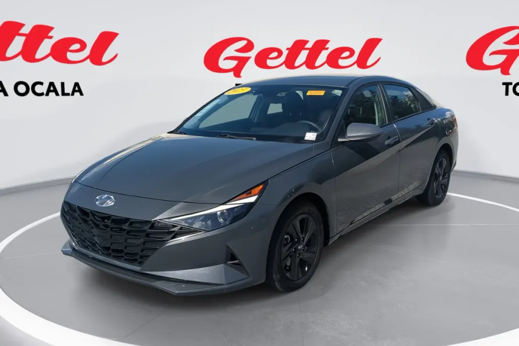 2023 Hyundai Elantra SEL photo 1