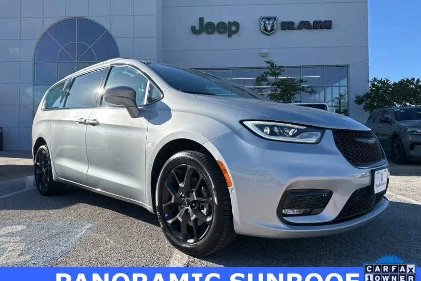 2022 Chrysler Pacifica Limited photo 1